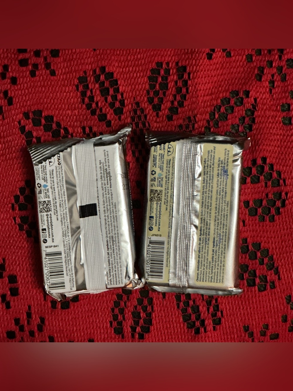 2-in-1 Charcoal & Oatmeal Exfoliating Soap Bars – Black & Cream - Picture 2 of 2